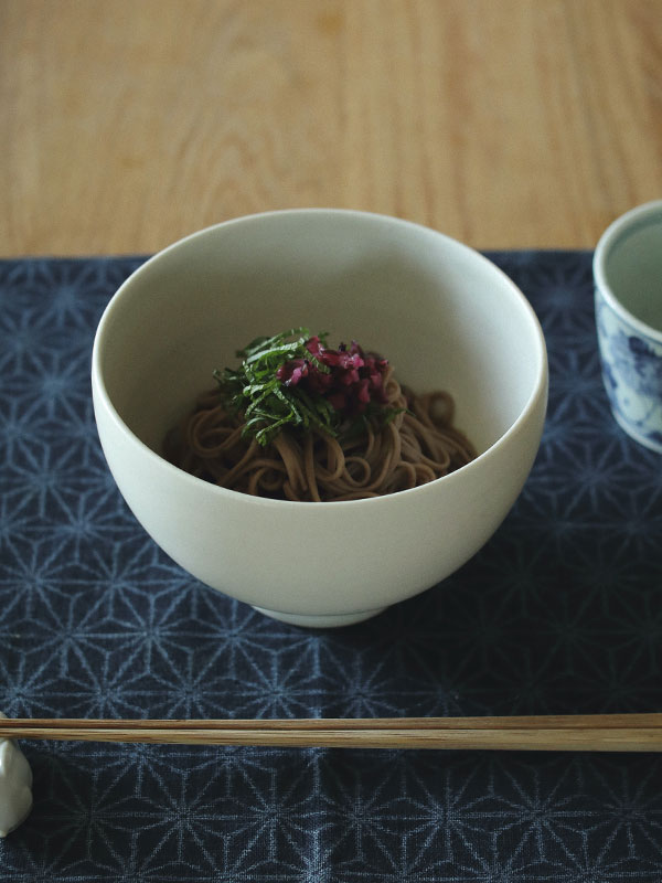 白陶土黒田釉茶碗中