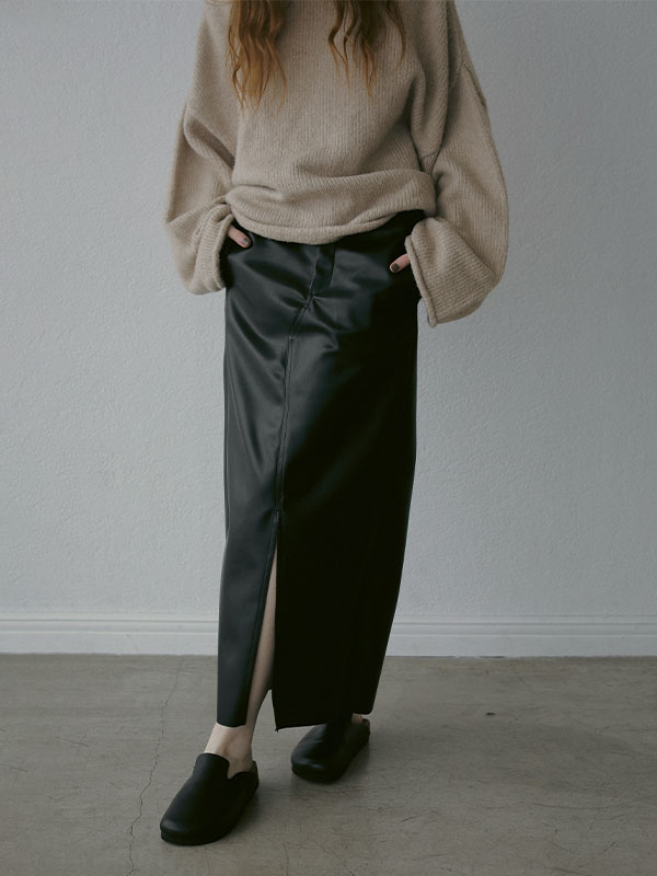 フェイクレザーIラインスカート