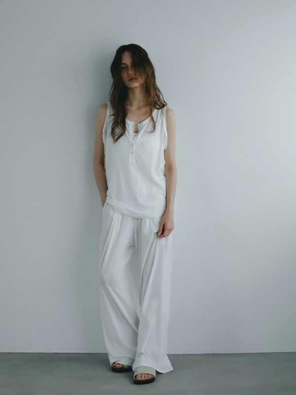 新品ヘンリーネックエアリータンクトップ　エトレETRE TOKYO ヘンリーネックエアリータンクトップ(F WHITE): トップス