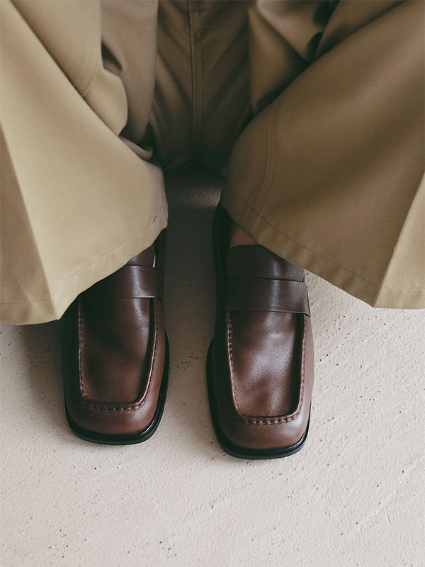 ソフトレザースクエアローファー