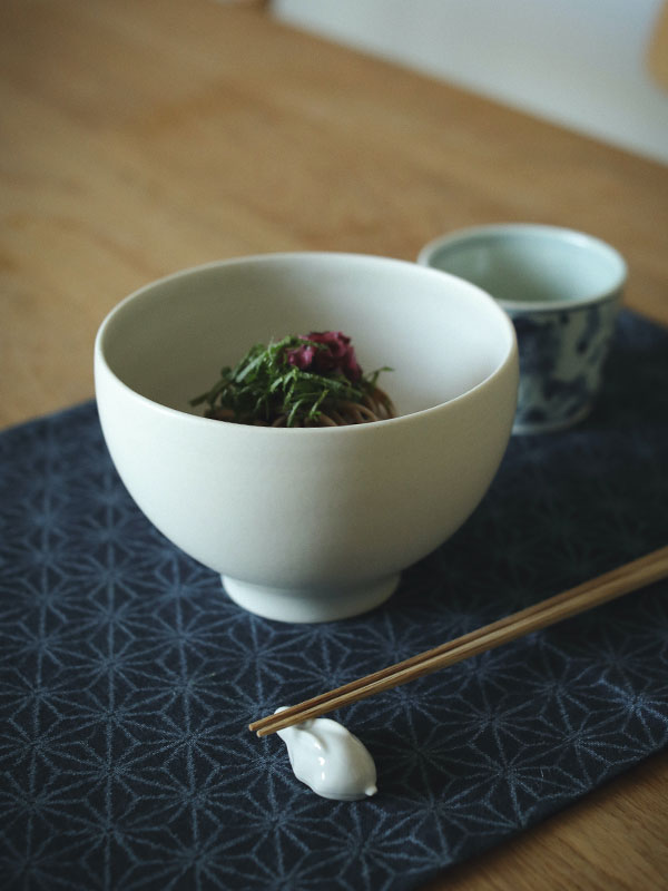 白陶土黒田釉茶碗中(F A): キッチン / テーブル │ ETRE TOKYO