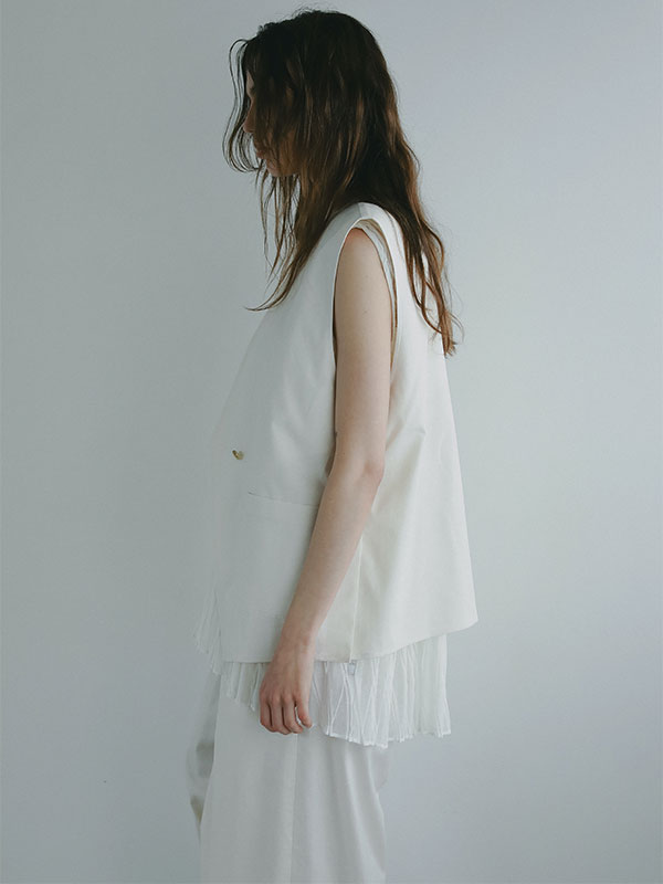 シャンブルサイドタックノーカラーベスト(F OFF WHITE): トップス