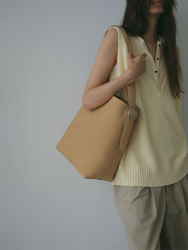 ブラスリングバックルレザーバッグ