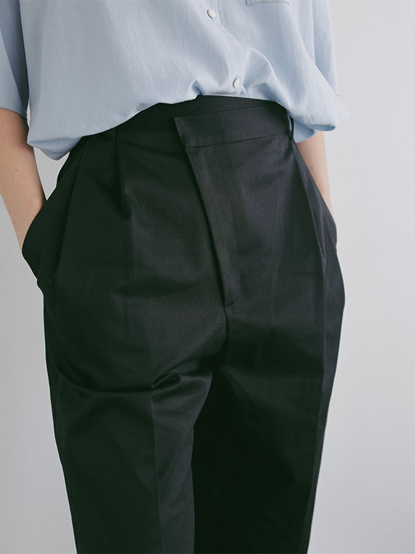 フロントデザインタックパンツ