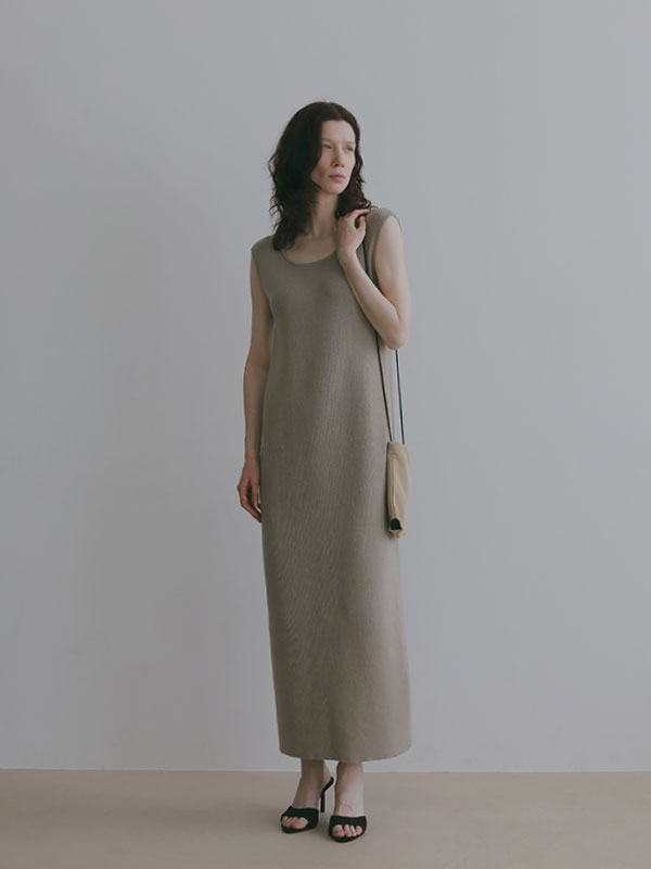 オープンバックスリーブレスニットワンピース