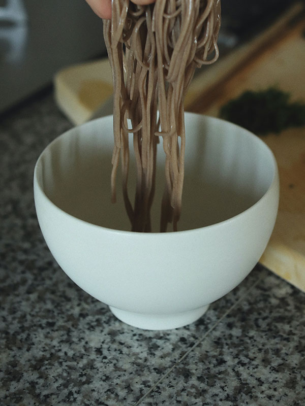 白陶土黒田釉茶碗中