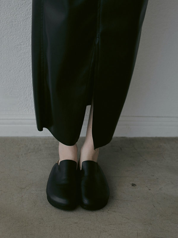 フェイクレザーIラインスカート
