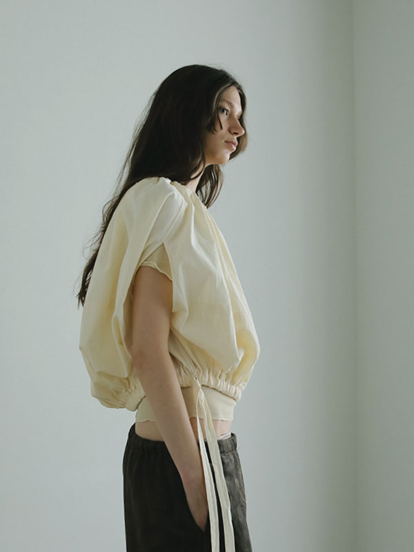 タックギャザーショートブラウス