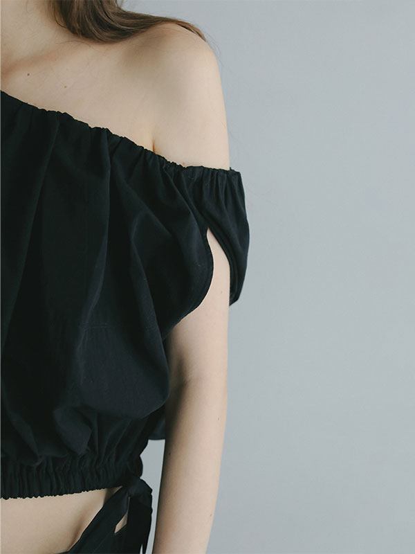 タックギャザーショートブラウス