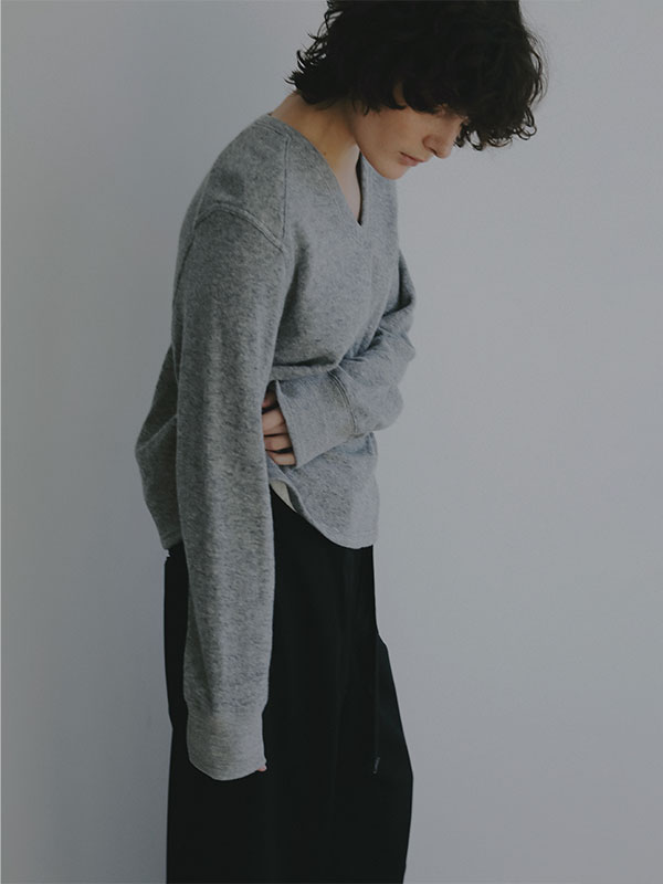 フラッフィーVネックプルオーバー