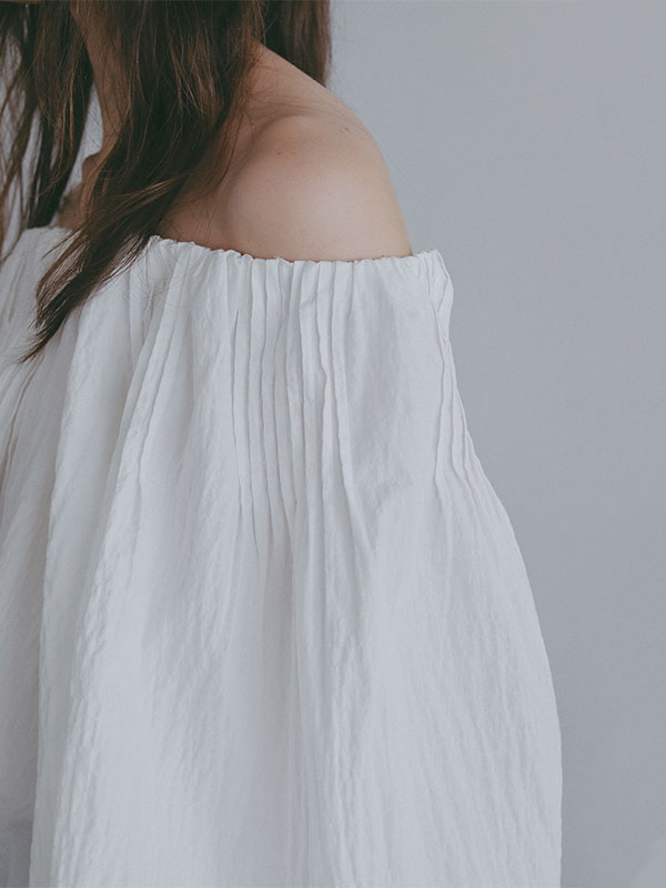 オフショルダーボリュームスリーブブラウス