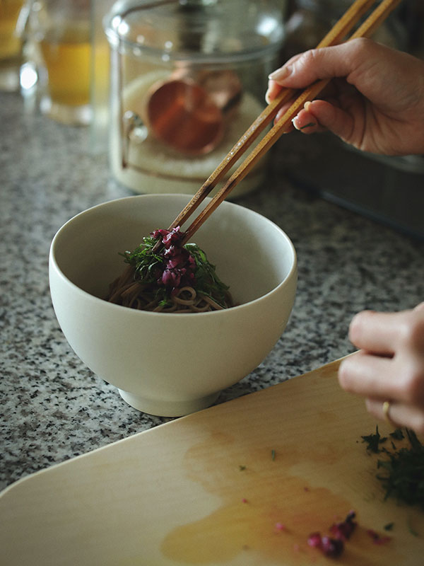 白陶土黒田釉茶碗中