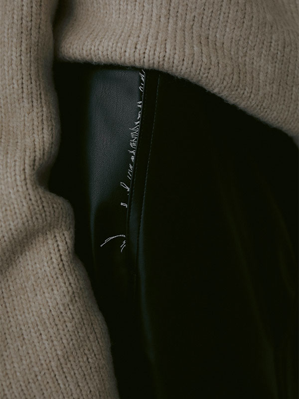 フェイクレザーIラインスカート