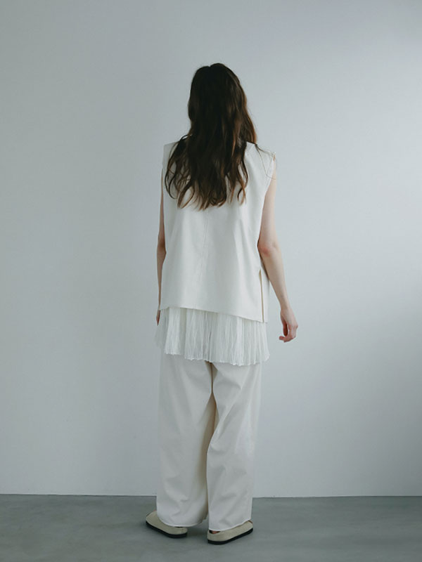 シャンブルサイドタックノーカラーベスト(F OFF WHITE): トップス