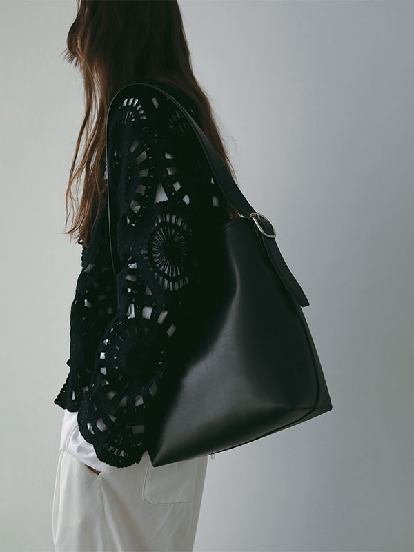 ブラスリングバックルレザーバッグ