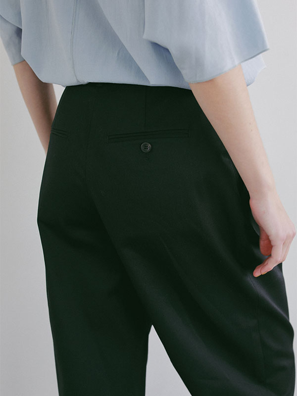 フロントデザインタックパンツ