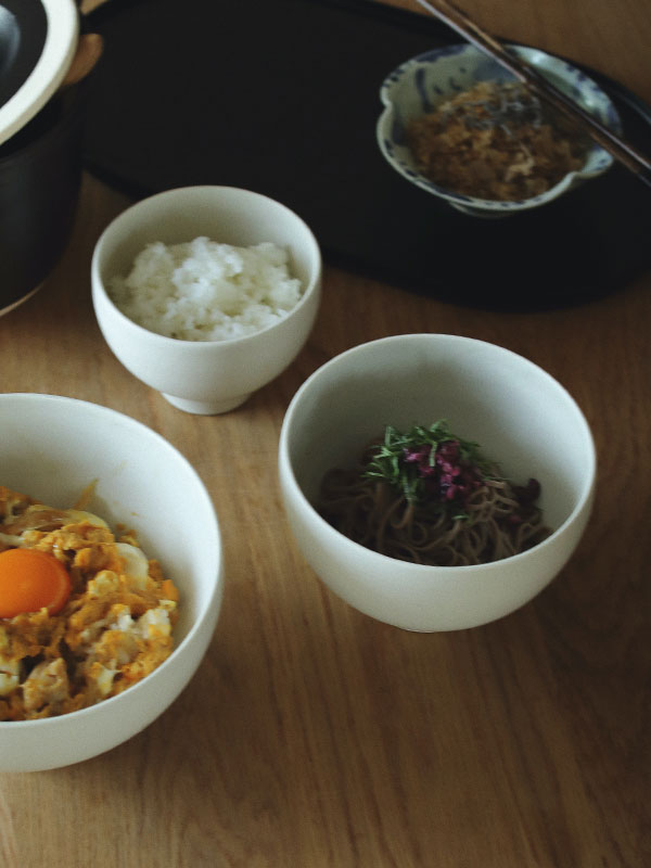 白陶土黒田釉茶碗中