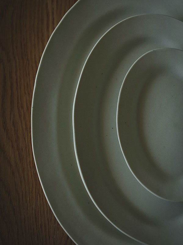 白陶土黒田釉オーバルプレート中