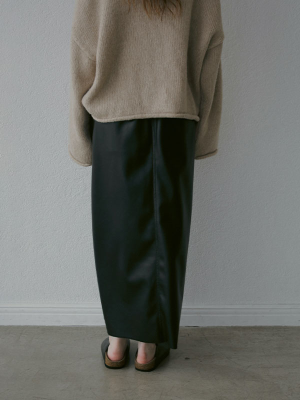 フェイクレザーIラインスカート