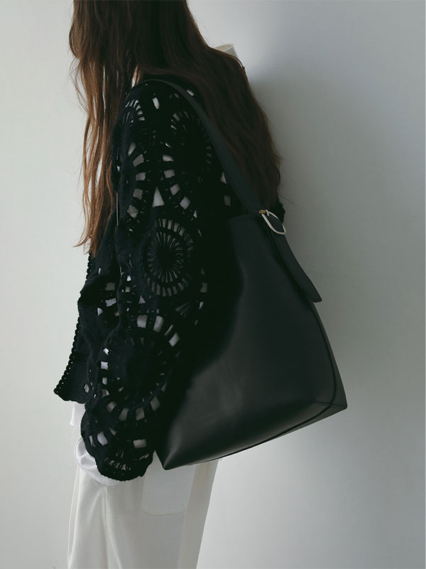 ブラスリングバックルレザーバッグ