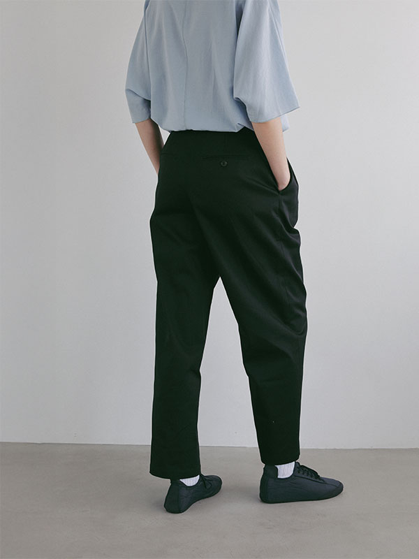 フロントデザインタックパンツ
