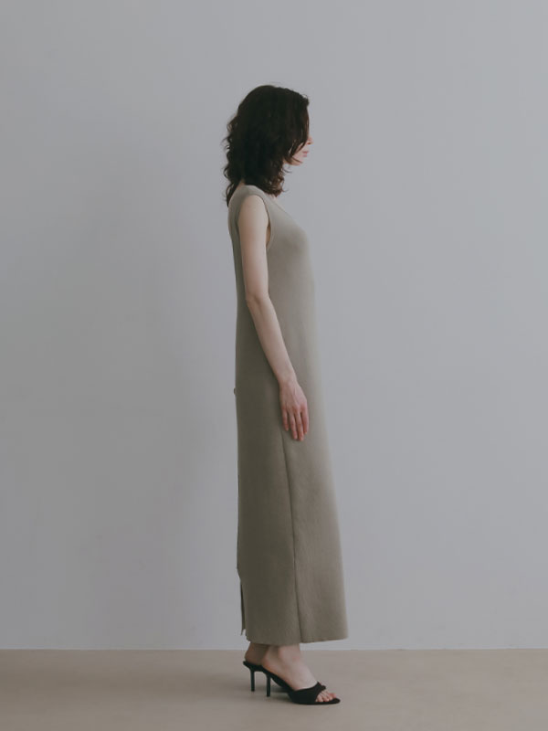 オープンバックスリーブレスニットワンピース