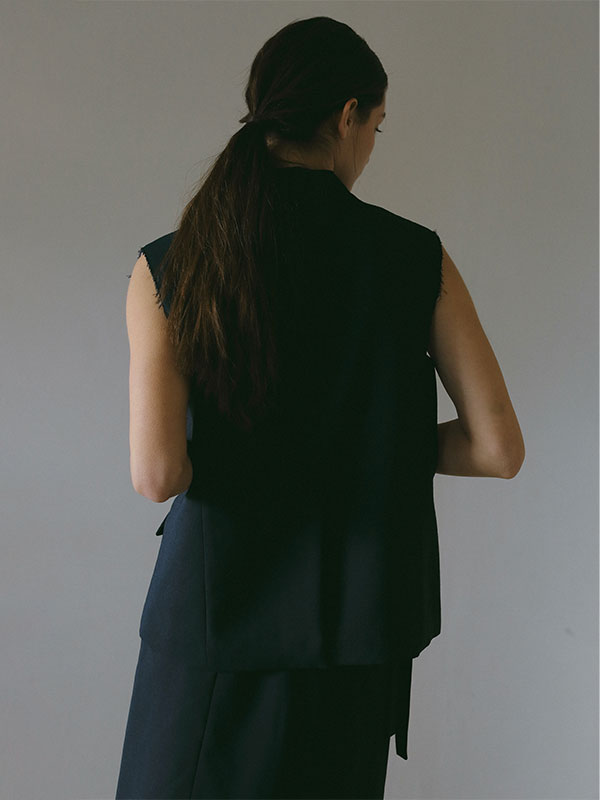 カットオフVネックベスト(F NAVY): トップス │ ETRE TOKYO
