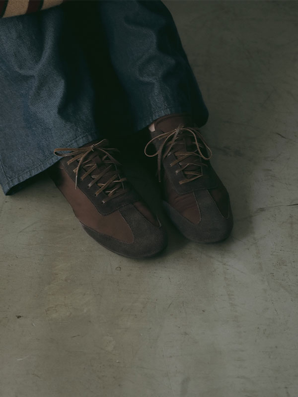 マットサテンローカットスニーカー