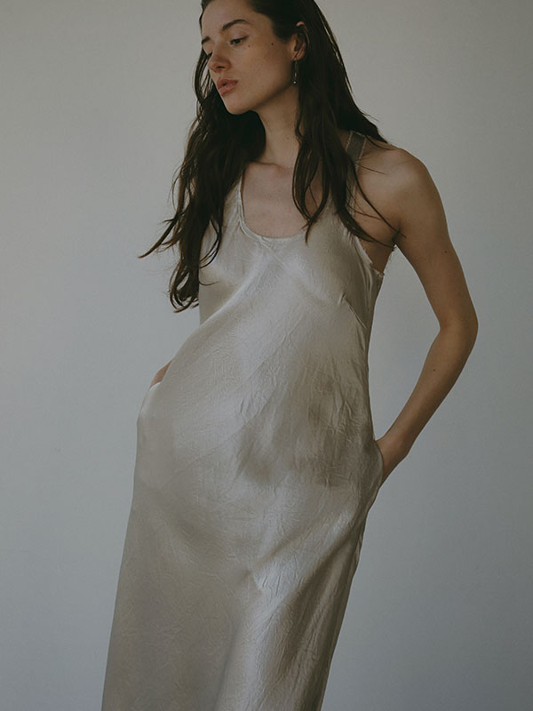 オーバルネックカットオフサテンワンピース(F BEIGE): ワンピース  