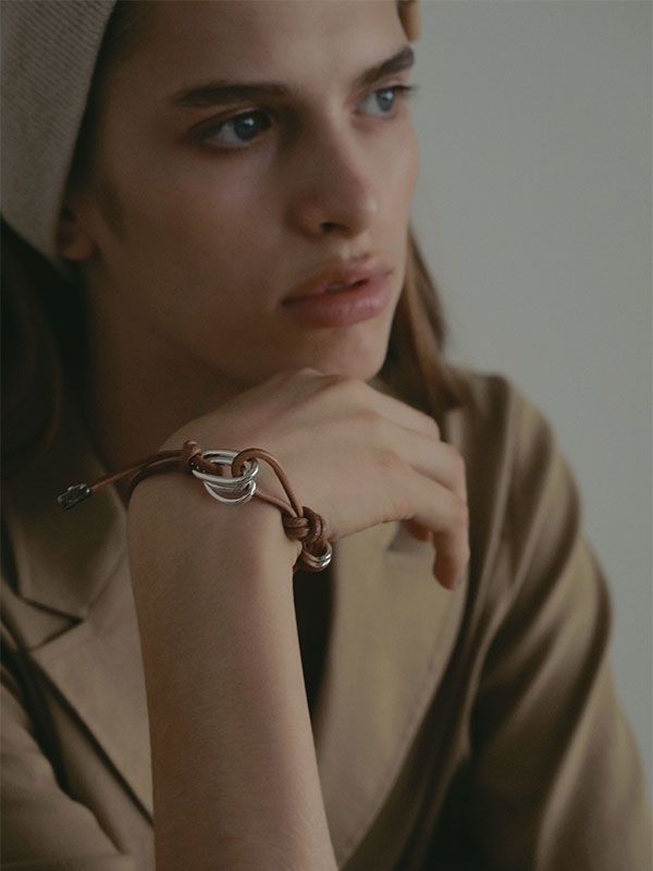 レザーコードバングル(F BEIGE): グッズ │ ETRE TOKYO official