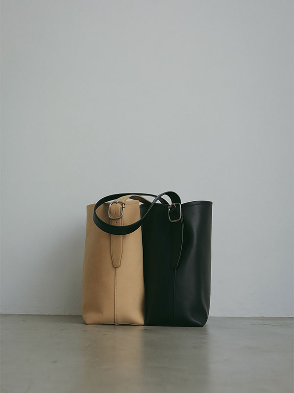 ブラスリングバックルレザーバッグ