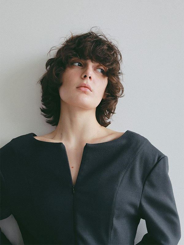 フロントファスナーウエストシェイプトップス