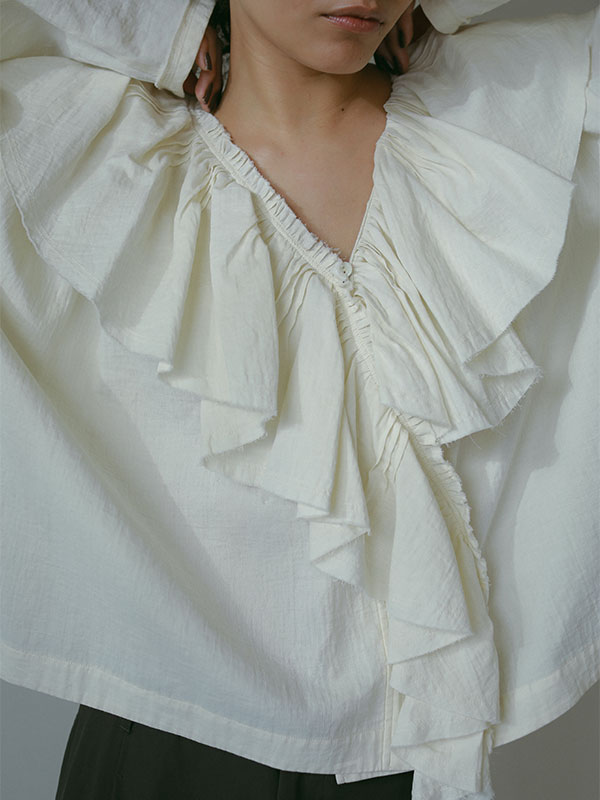 カットオフフリルネックシャツ(F IVORY): トップス │ ETRE カットオフフリルネックシャツ(F IVORY): トップス │ ETRE