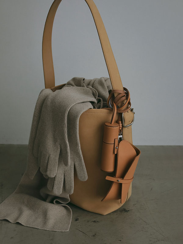 ブラスリングバックルレザーバッグ