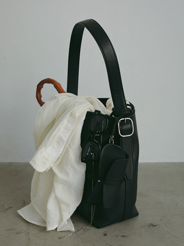 ブラスリングバックルレザーバッグ