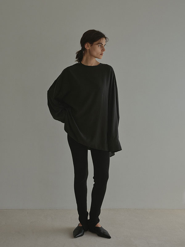 クルーネックオーバーサイズプルオーバー