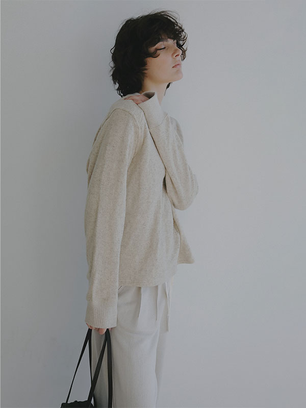 フラッフィーVネックプルオーバー