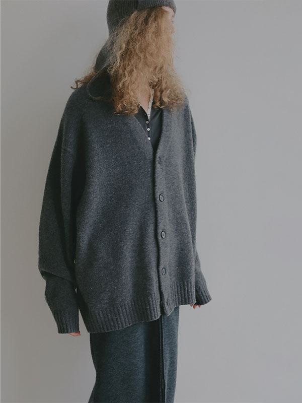 ミドルゲージＶネックニットカーディガン