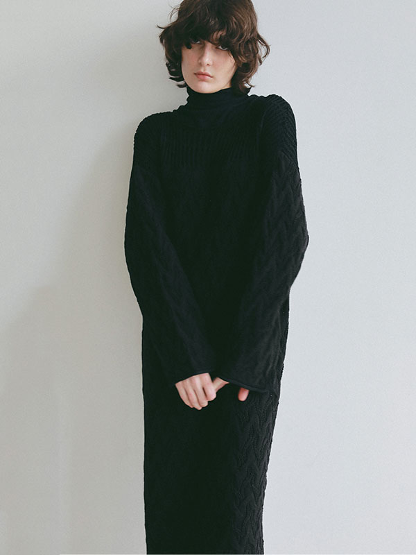 コードヤーンケーブルニットワンピース