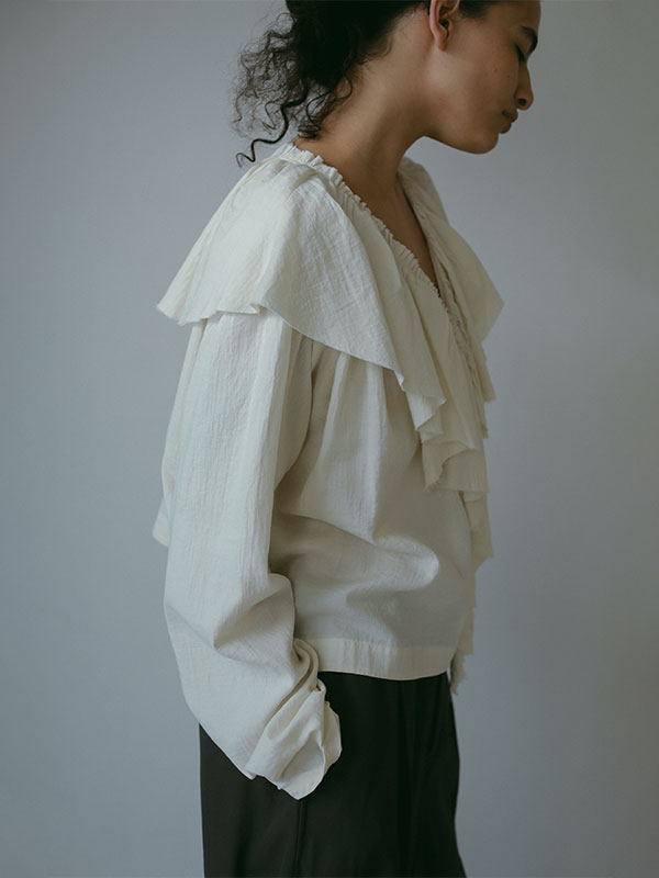 特価品セ IVORY): カットオフフリルネックシャツ(F トップス ETRE │ トップス