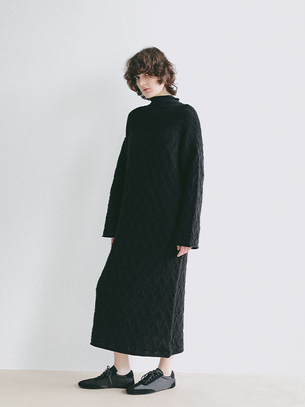 コードヤーンケーブルニットワンピース