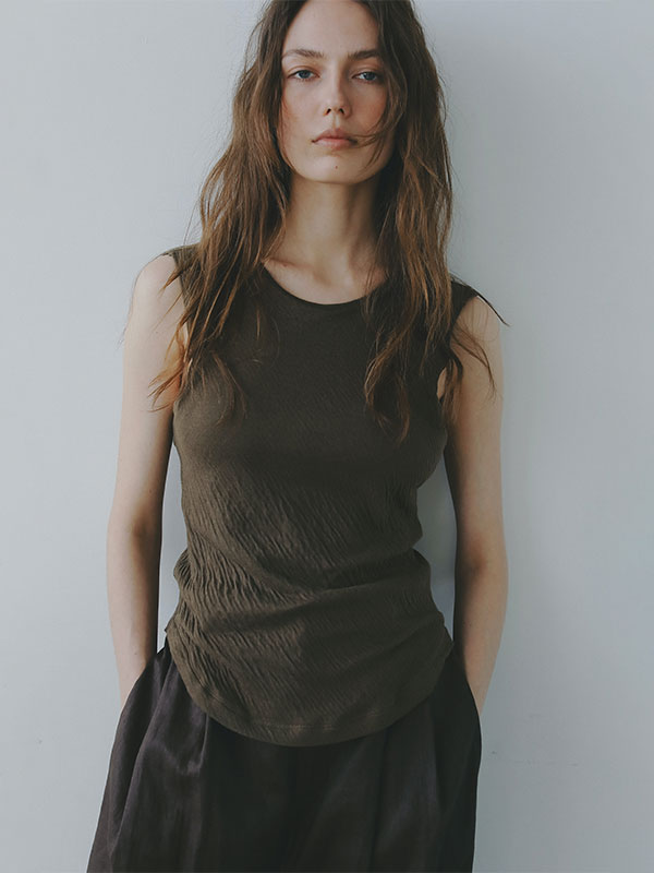 ダブルクロススリーブレスカップインプルオーバー