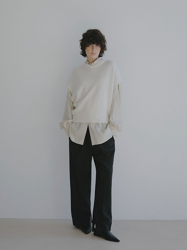 サイドピンタックラインリラクシーパンツ(S OFF WHITE): ボトムス