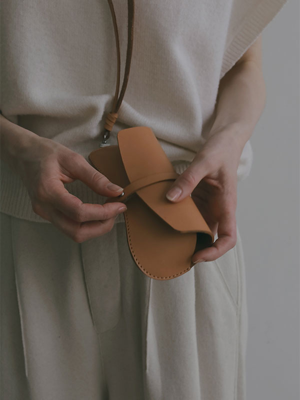 タンドレザーサングラスケース(F BEIGE): グッズ │ ETRE TOKYO