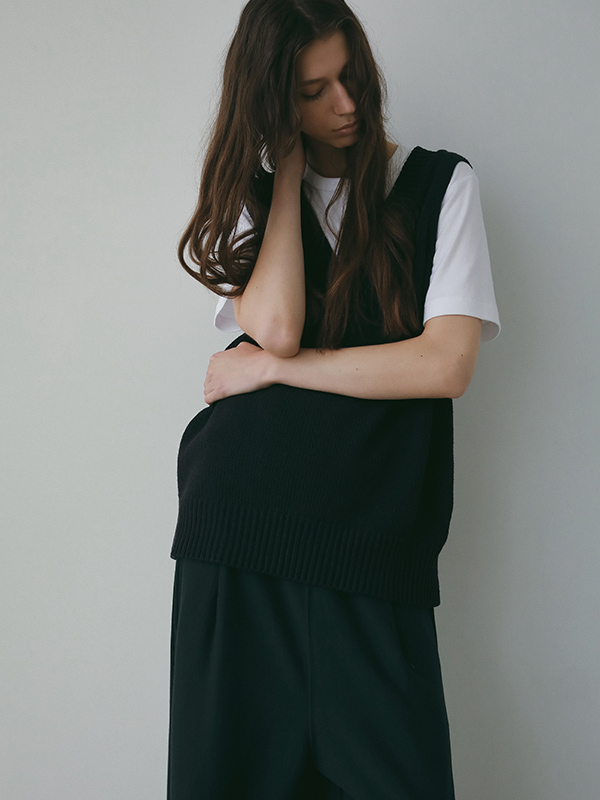 Vネックスリーブレスニットプルオーバー